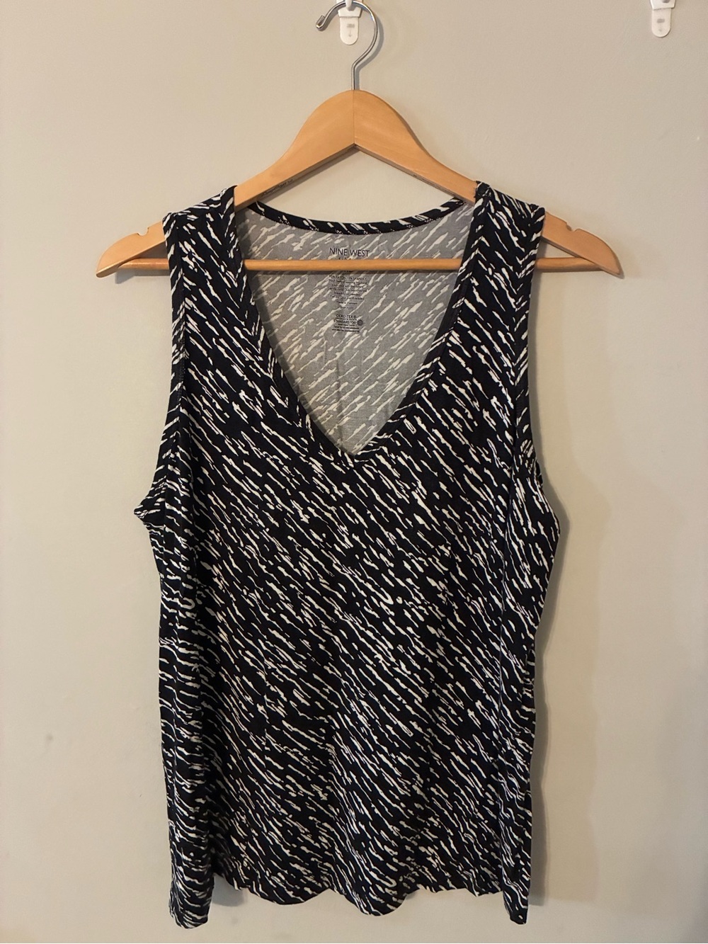Nine West Black & White V-Neck Sleeveless Tank